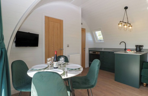 Newent Hütte | LEADON VIEW WILLOW, pet friendly, with a garden in Newent