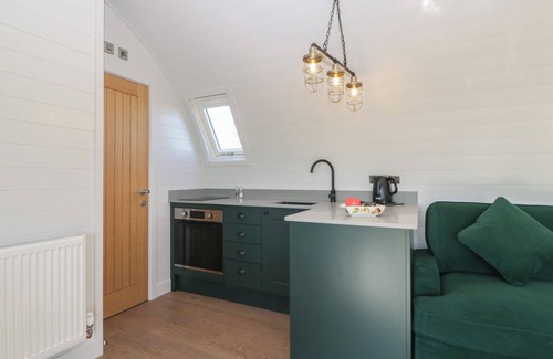 Newent Hütte | LEADON VIEW WILLOW, pet friendly, with a garden in Newent