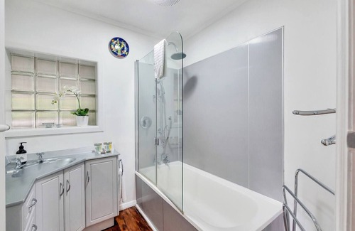 St. Heliers Haus | Leafy, quiet, rustic but so convenient. Close to CBD, beaches and forest.