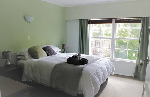 St. Heliers Haus | Leafy, quiet, rustic but so convenient. Close to CBD, beaches and forest.