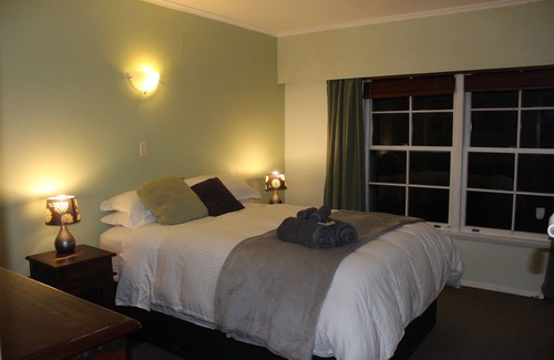 St. Heliers Haus | Leafy, quiet, rustic but so convenient. Close to CBD, beaches and forest.