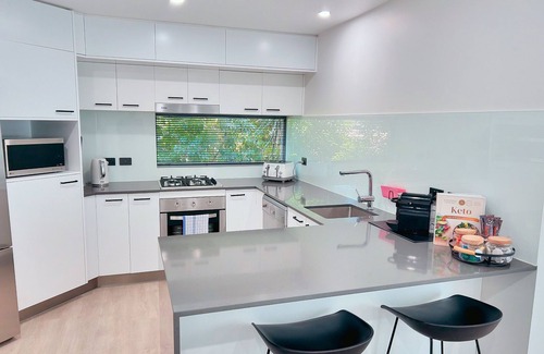 Morningside Wohnung | Leafy & Spacious Apt w/Balcony, Parking & 65" TV