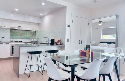 Morningside Wohnung | Leafy & Spacious Apt w/Balcony, Parking & 65" TV