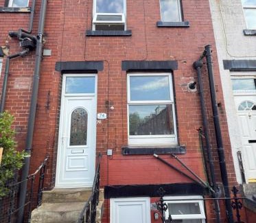 Leeds Haus | Leeds Serviced Accommodation - Apartments - 3 Bed House-Close To Centre -M621 & M1 - Contractors - Business Travellers - Families