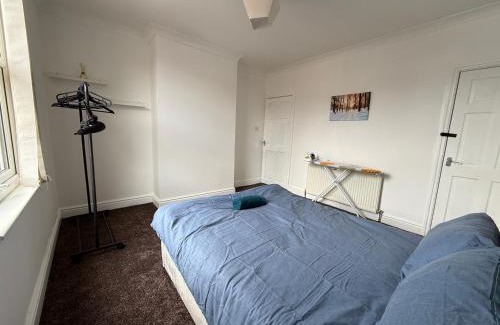 Leeds Haus | Leeds Serviced Accommodation - Apartments - 3 Bed House-Close To Centre -M621 & M1 - Contractors - Business Travellers - Families