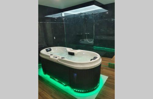 Montferrand-le-Chateau Wohnung | LES CLEFS DU PARADIS avec SPA