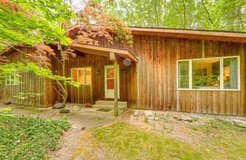 Whitehall Haus | Less Than 1 Mi to Lake Michigan Peaceful Cabin with Yard!