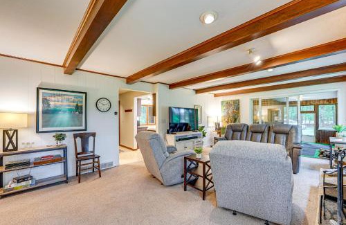 Whitehall Haus | Less Than 1 Mi to Lake Michigan Peaceful Cabin with Yard!