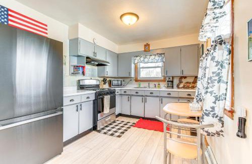 Lincoln Haus | Less Than 1 Mi to Route 66 Home with Large Yard!