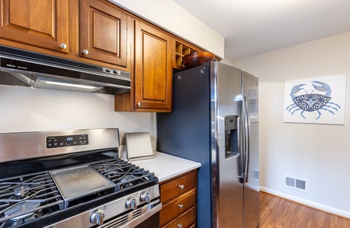Annapolis Haus | Less than 1 mile to Navy Stadium, fenced-in yard and dog-friendly home