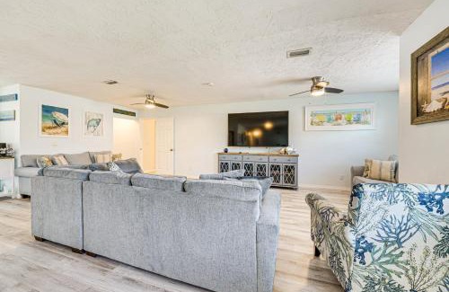 Ruskin Haus | Less Than 2 Mi to Beach and Marina Bright Ruskin Retreat!