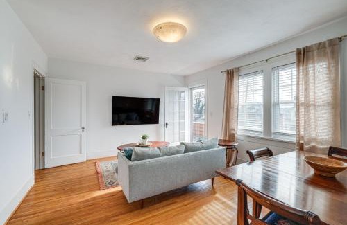 Roanoke Wohnung | Less Than 3 Mi to Dtwn Roanoke Inviting Unit with Balcony