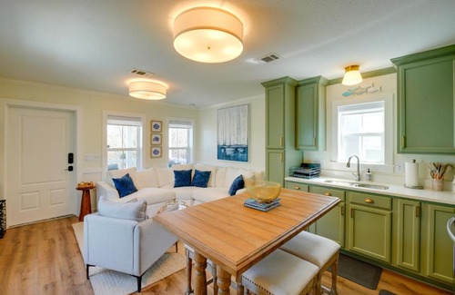 Pass Christian Haus | Less Than half Mi to Beach Gem with Lanai in Pass Christian