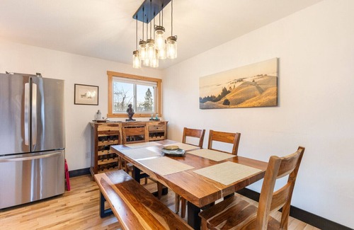 Stevensville Hütte | Lester’s Cottage - Riverfront Retreat