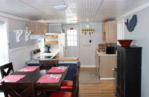 Hampton Hütte | Let the sea revive you. 1/2 block to beach