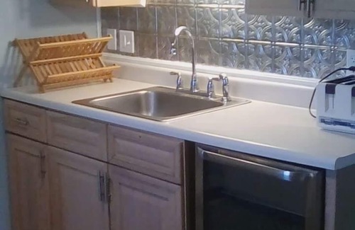 Hampton Hütte | Let the sea revive you. 1/2 block to beach