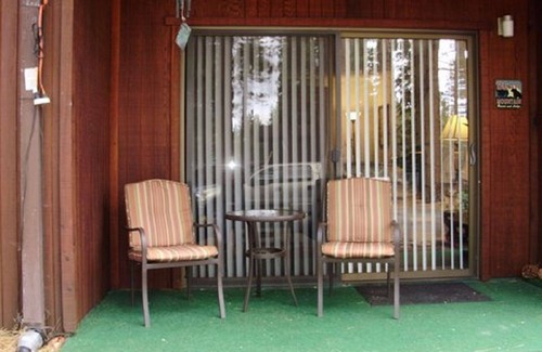 South Lake Tahoe Eigentumswohnung | "Lassen Sie Ihre Den Be The Forest". Große Ferienwohnung mit einem Schlafzimmer direkt neben dem National