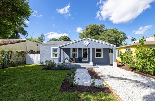 Tarpon River Haus | Life's a Beach! 3BR - 6 bds - 2 bths + Jacuzzi!