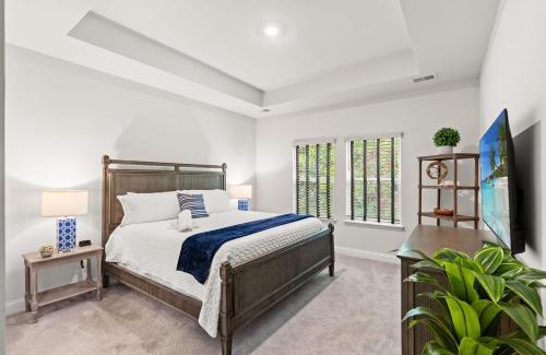 Red Hill Haus | Light and Bright 3BR with Backyard on Golf Course
