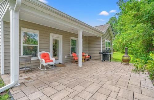 Red Hill Haus | Light and Bright 3BR with Backyard on Golf Course