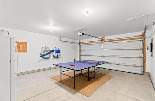 Red Hill Haus | Light and Bright 3BR with Backyard on Golf Course