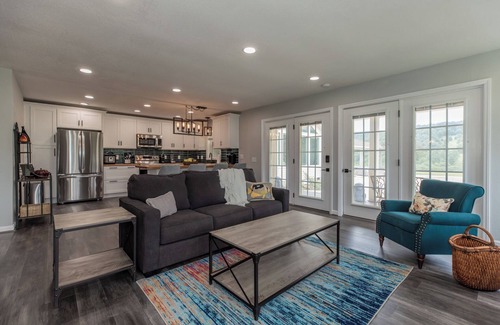 Ronda Wohnung | Light-filled apartment in the Appalachian foothills and N Carolina wine country.