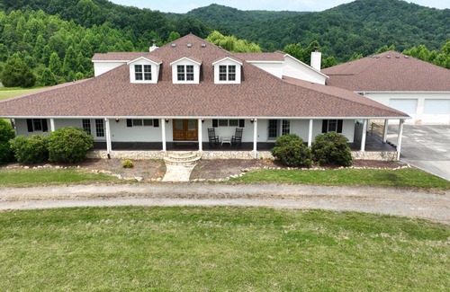 Ronda Wohnung | Light-filled apartment in the Appalachian foothills and N Carolina wine country.
