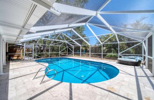 Bay Harbour Haus | Lighthouse Retreat With A Pool