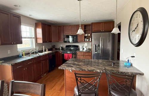 Beaver Falls Haus | Like New 2-bed + Home office + 2 Car Garage short drive north of Pittsburgh