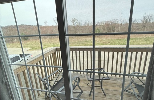 Beaver Falls Haus | Like New 2-bed + Home office + 2 Car Garage short drive north of Pittsburgh