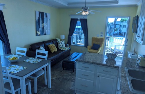 Deltona Lakes Kabine | "Limon Lodge" 70" TV, Central AC, WiFi ,Private patio, Free parking. Quiet...