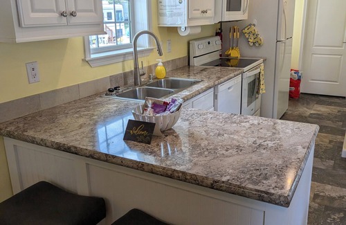 Deltona Lakes Kabine | "Limon Lodge" 70" TV, Central AC, WiFi ,Private patio, Free parking. Quiet...