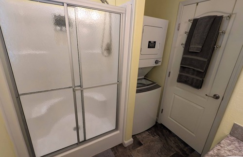 Deltona Lakes Kabine | "Limon Lodge" 70" TV, Central AC, WiFi ,Private patio, Free parking. Quiet...