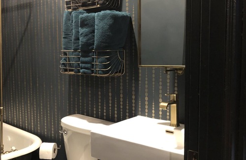 Lincoln Wohnung | Lincoln’s Loft Moody’s Suite Downtown Lincoln, IL