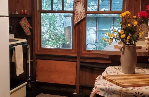 Mount Gretna Heights Hütte | Schritt zurück in die Zeit ... genießen Sie dieses Vintage Cottage mit ruhiger Veranda.