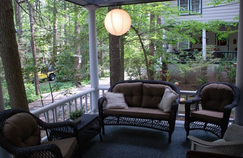 Mount Gretna Heights Hütte | Schritt zurück in die Zeit ... genießen Sie dieses Vintage Cottage mit ruhiger Veranda.