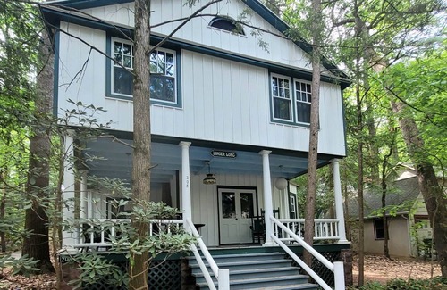 Mount Gretna Heights Hütte | Schritt zurück in die Zeit ... genießen Sie dieses Vintage Cottage mit ruhiger Veranda.