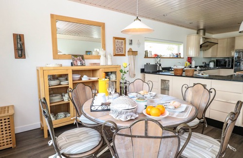 Hopton Hütte | LINKS VIEW, country holiday cottage, with open fire in Fritton