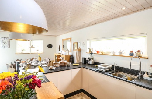 Hopton Hütte | LINKS VIEW, country holiday cottage, with open fire in Fritton