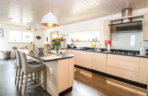 Hopton Hütte | LINKS VIEW, country holiday cottage, with open fire in Fritton