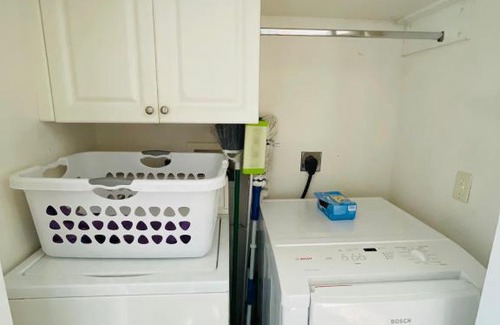 Buckingham Haus | Little Cottage on a Field