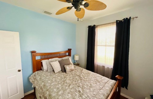 Buckingham Haus | Little Cottage on a Field