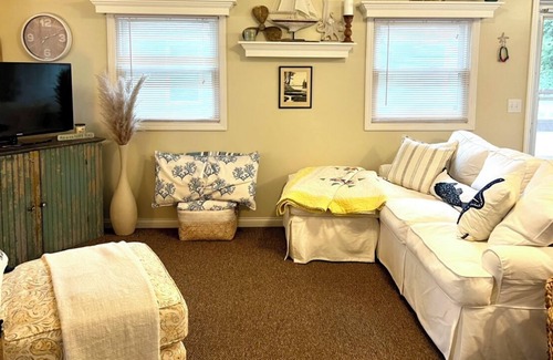 Onsted Hütte | Little Dipper Cottage on Sand Lake, Onsted, MI