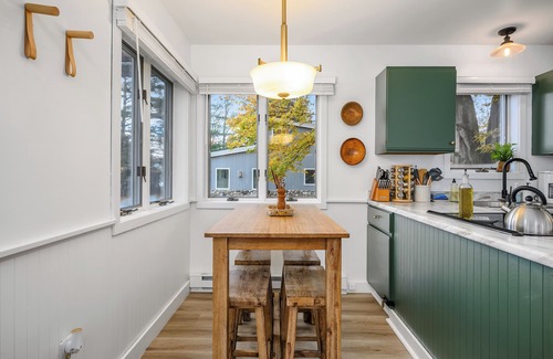 Northport Hütte | Little Dipper - Cozy Cottage on 400 feet of lake frontage on the bay