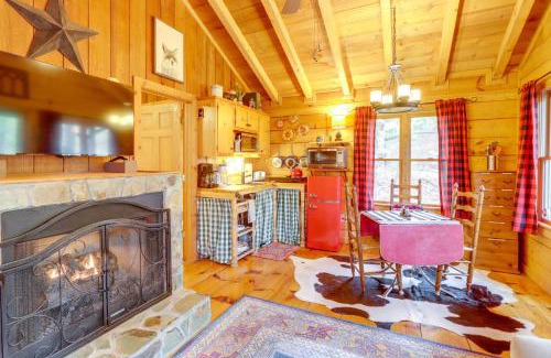 Ellijay Haus | Little Fox Den Ellijay Cabin Rental with Hot Tub!