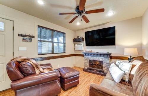 Lampe Haus | Little Indian Resort Cabin Pool and Walk to Lake!