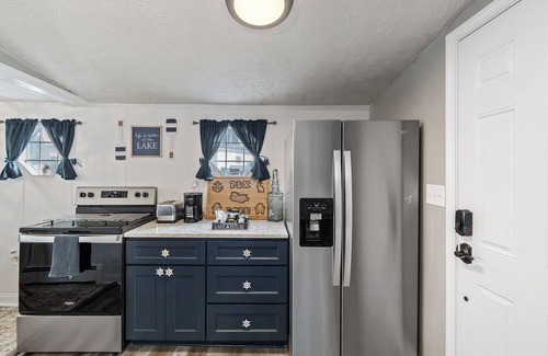 Portage Lakes Hütte | Little Lakefront Getaway on PLX