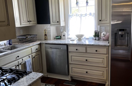 New Bern Haus | Little Queen on Craven