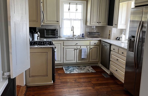 New Bern Haus | Little Queen on Craven