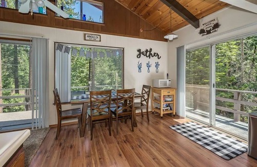 Arnold Kabine | Little Red Cabin in Arnold California